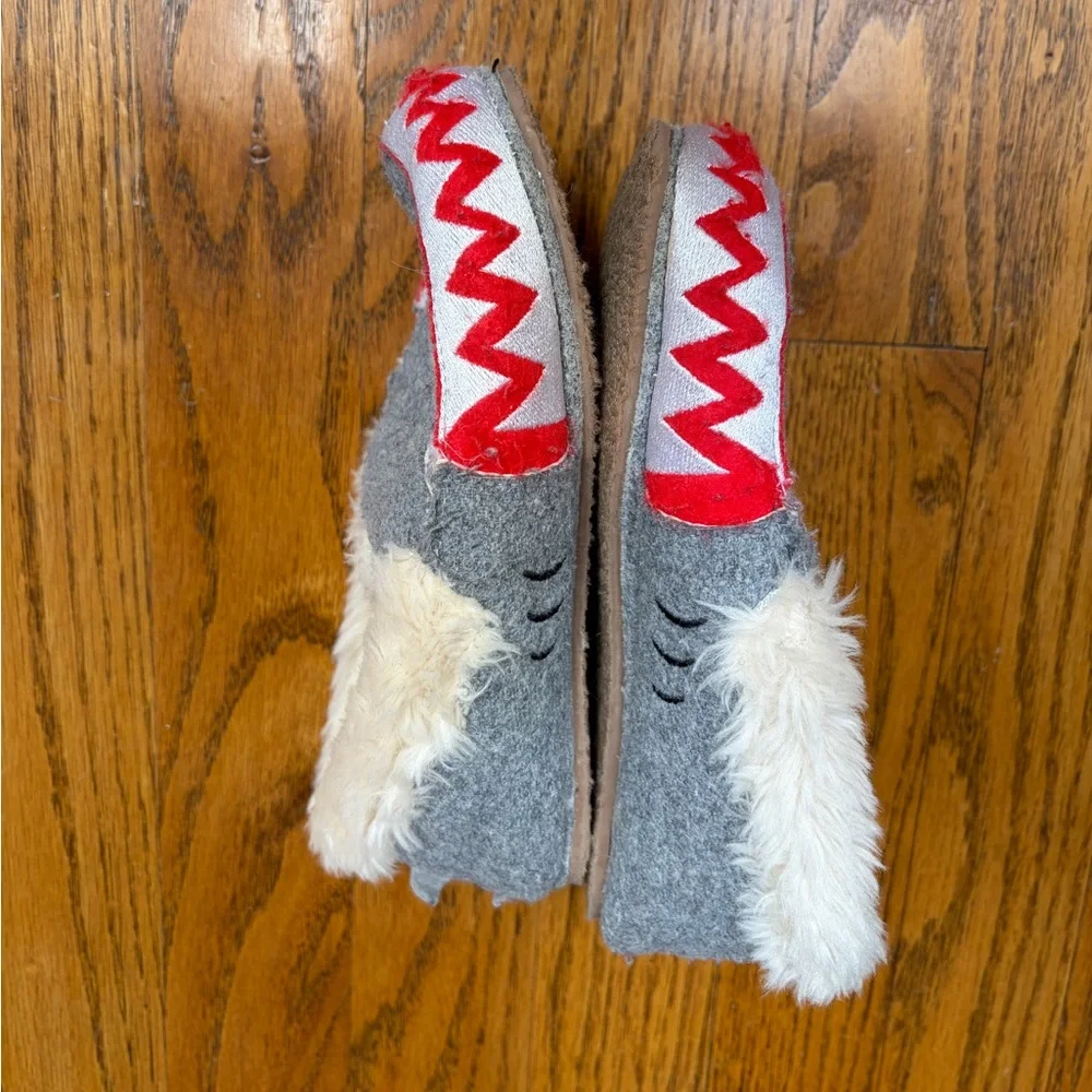J Crew Crewcuts Shark Fuzzy Lined Slippers - Gray & Red